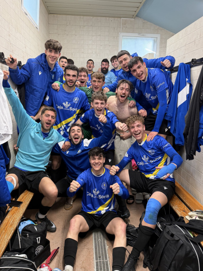 Los jugadores del Calasanz celebran el triunfo logrado en Venta de Baños.
