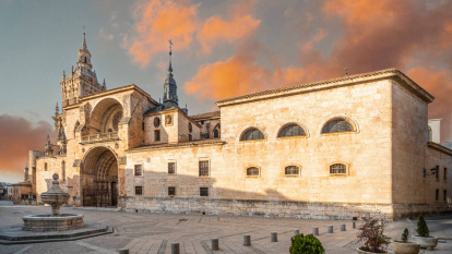 La catedral de El Burgo de Osma destaca por su silueta monumental y su integración en el casco histórico