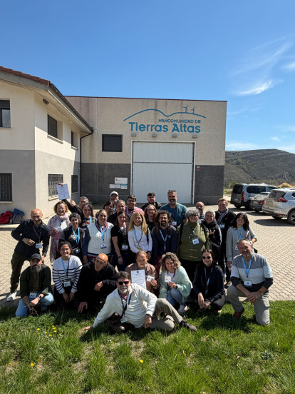 Foto de familia de los participantes frente a la sede de la Mancomunidad de Tierras Altas.