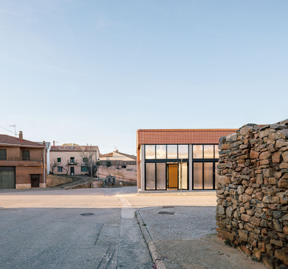 Bizna estudio diseñó el Teleclub de Noviercas para dialogar con la arquitectura popular del municipio y funcionar como extensión natural de la plaza.