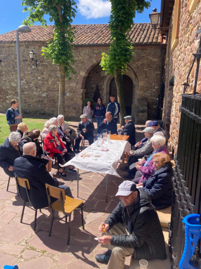 Residentes de Los Milagros congregados en torno a una mesa.