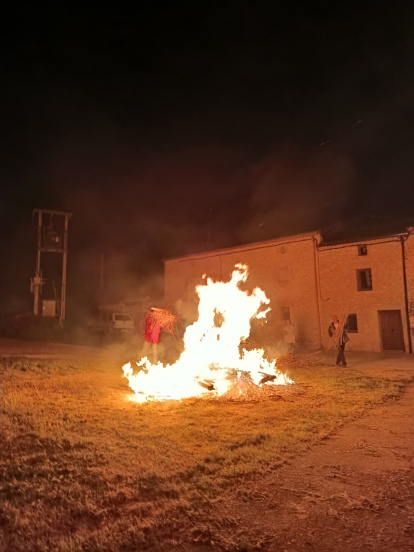 La localidad soriana de Valdanzo celebró este jueves su tradicional luminaria.