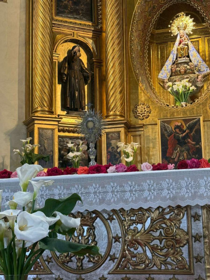 Las hermosas alfombras florales adornaron el paseo procesional