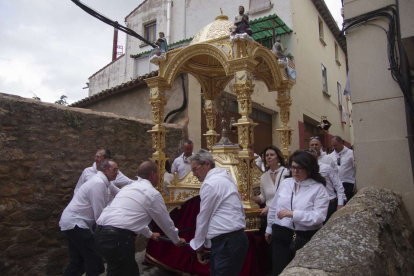 Las hermosas alfombras florales adornaron el paseo procesional