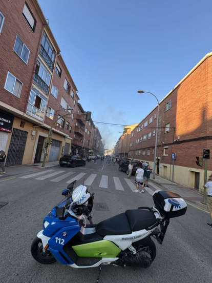 El incendio de un vehículo obliga a desalojar varios bloques de viviendas
