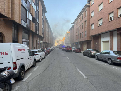 El incendio de un vehículo obliga a desalojar varios bloques de viviendas