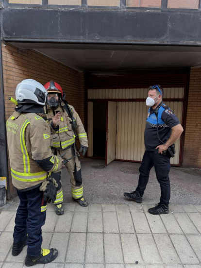 El incendio de un vehículo obliga a desalojar varios bloques de viviendas