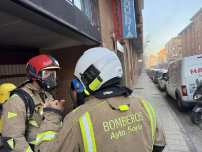 El incendio de un vehículo obliga a desalojar varios bloques de viviendas