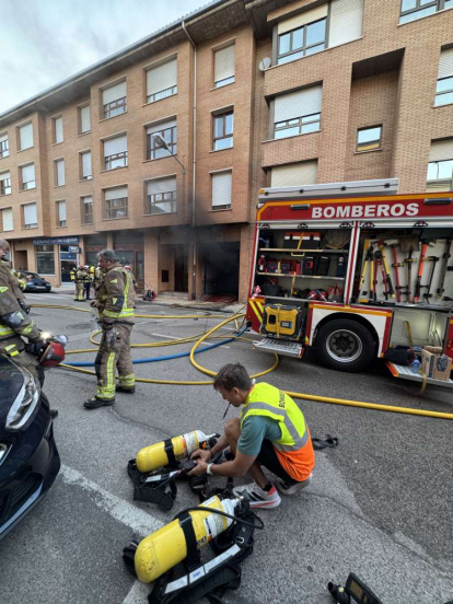 El incendio de un vehículo obliga a desalojar varios bloques de viviendas