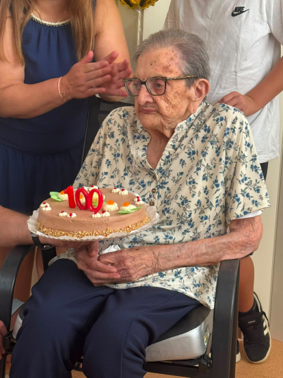 Emilia posa con la tarta en su centésimo cumpleaños.