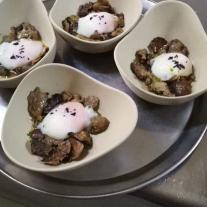 Huevo con setas de cardo y aceite de ajo y perejil, una de las propuestas de Alcores recogidas en el recetario de Buscasetas.