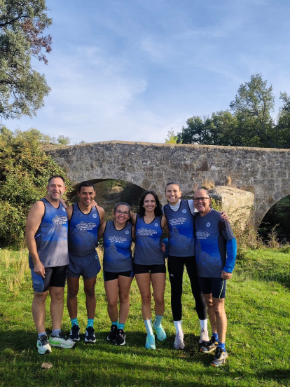 Un grupo de deportistas en el Puente del Canto.