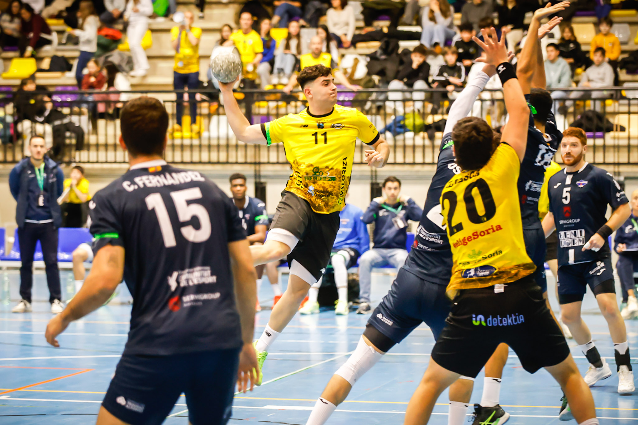 El Balonmano Soria logra una victoria vital para la permanencia con un ...